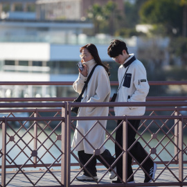 Unos viandantes abrigados durante la ola de frío, a 14 de enero de 2025, en Sevilla (Andalucía, España).