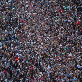 Imagen panorámica de miles de personas con pancartas pidiendo la dimisión de Mazón en València.
