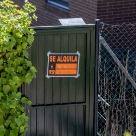 Un cartel que anuncia que se alquila una vivienda, a 16 de septiembre de 2025, en Madrid (España).