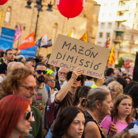 EuropaPress_7055370_varias_personas_pancartas_cartel_mazon_manos_rojas_manifestacion_reclamar