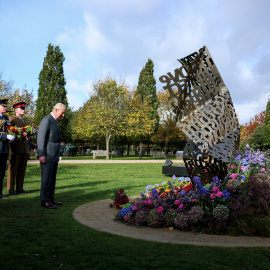 El rey Carlos inaugura el monumento dedicado al personal militar LGTBi de las Fuerzas Armadas, en el en el National Memorial Arboretum de Staffordshire.