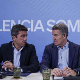 Carlos Mazón y Alberto Núñez Feijóo durante un encuentro de trabajo con alcaldes y cargos del PP de Valencia en el Hotel Turia, a 9 de enero de 2025, en Valencia.
