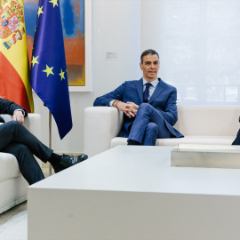 El secretario general de Junts, Jordi Turull; el presidente del Gobierno, Pedro Sánchez, y la portavoz del Grupo Parlamentario Junts, Miriam Nogueras, durante un encuentro, en el Palacio de La Moncloa, a 17 de junio de 2025