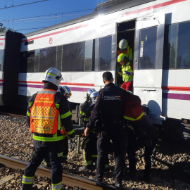 Los servicios de emergencia atienden a los heridos por el descarrilamiento.