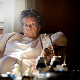 Maricarmen, la vecina de 87 a la que quiere expulsar de su vivienda de toda la vida un fondo buitre.