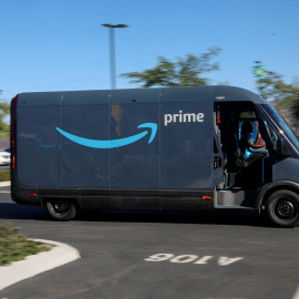 Una furgoneta de reparto eléctrica de Amazon, en la localidad californiana de Poway, dentro del condado de San Diego.