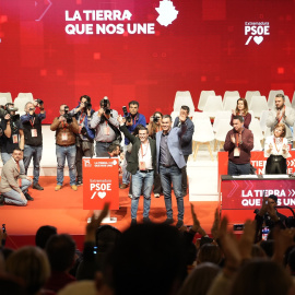 El secretario general del PSOE de Extremadura, Miguel Ángel Gallardo (i), y el secretario general del PSOE y presidente del Gobierno, Pedro Sánchez (d), durante la clausura del 15º Congreso del PSOE de Extremadura, en el Palacio de Congresos de Plasencia, a 19 de enero de 2025