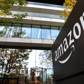 El logo de Amazon en su sede corporativa en Dublín (Irlanda).