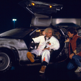 Los personajes de Marty McFly y Doc en un DeLorean en la película de 'Regreso al futuro'.
