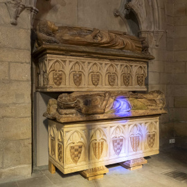 La reproducció del sepulcre doble d'Àlvar I i Cecília de Foix, comtes d'Urgell, a l'església del monestir de les Avellanes