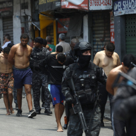 Integrantes de la Policía de Río de Janeiro trasladan a un grupo de detenidos durante un operativo contra el tráfico de drogas y de armas.