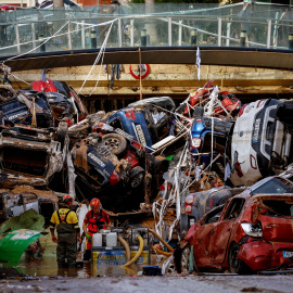 Los bomberos sacan el agua de un túnel en Alfafar.