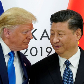 Imagen de archivo del presidente de EEUU, Donald Trump, junto al presidente de China, Xi Jinping, en la cumbre de líderes del G20 en Osaka.