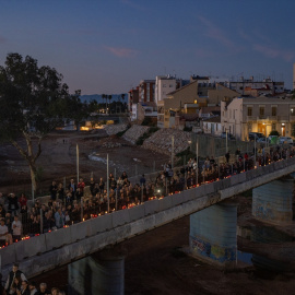 Decenas de personas hacen una cadena humana para homenajear a las víctimas de la DANA en la Rambla del Poyo.