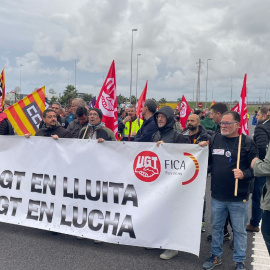 Els treballadors del metall en vaga durant el tall de la C-32 a Barcelona.