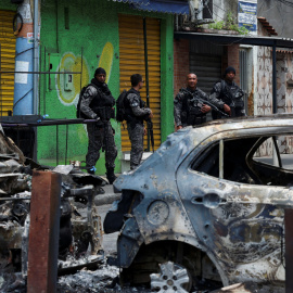 Miembros de la unidad especial de la policía militar patrullan una calle durante un operativo policial contra el narcotráfico en la favela do Penha, en Río de Janeiro, Brasil, el 28 de octubre de 2025. REUTERS/Aline Massuca