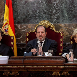 (Foto de ARCHIVO)Los magistrados Andrés Martínez Arrieta (c), Andrés Palomo (i) y Ana Ferrer durante la vista pública que el Tribunal Supremo celebra hoy para deliberar los recursos de casación presentados contra la sentencia que confirmó la pena de nueve años de prisión para los cinco miembros de La Manada por abuso sexual de una joven madrileña en los Sanfermines de Pamplona de 2016.PoolTribunal Supremo delibera recursos miembros de La ManadaGRAF2031 MADRID, 21/6/2019.- Agustín Martínez,abogado de los acusados, durante la ivista pública que se celebra hoy en el Tribunal Supremo para deliberar los recursos de casación presentados contra la sentencia que confirmó la pena de nueve años de prisión para los cinco miembros de La Manada por abuso sexual de una joven madrileña en los Sanfermines de Pamplona de 2016.EFE/Chema Moya ***POOL***21/6/2019