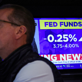 Una pantalla muestra el anuncio de la rebaja de tipos de la FED.