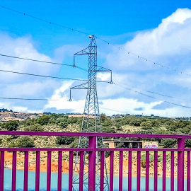 Fotografía de archivo de una torre de electricidad en Madrid.