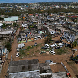 Un residente retira escombros de las inmediaciones de su casa tras el paso del huracán Melissa, en Santiago de Cuba, el 29 de octubre de 2025. REUTERS/Norlys Perez