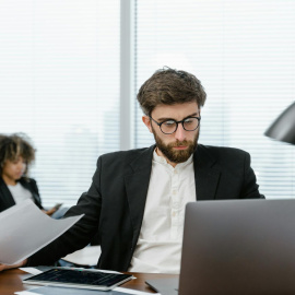 Trabajador frente al ordenador
