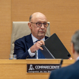 (Foto de ARCHIVO)El exministro de Hacienda y Función Pública Cristóbal Ricardo Montoro comparece ante la comisión de Investigación sobre la denominada ‘Operación Cataluña’, en el Congreso de los Diputados, a 14 de abril de 2025, en Madrid (España). La comisión del Congreso que investiga las conocidas como 'cloacas' de Interior y la llamada 'operación Cataluña' interroga hoy al exministro de Hacienda, Cristóbal Montoro, y decide si llama de nuevo a comparecer al expresidente del Gobierno Mariano Rajoy. Los comisionados aprovecharán la presencia de Montoro para pedirle cuentas por la conocida como vertiente andorrana de la 'Operación Cataluña', las presuntas maniobras de la 'policía patriótica' para conseguir información de la Banca Privada de Andorra (BPA) sobre cuentas de políticos independentistas y la posterior caída de esta entidad y su filial española, el Banco de Madrid.Ricardo Rubio / Europa Press14 ABRIL 2025;CONGRESO;OPERACIÓN CATALUÑA14/4/2025
