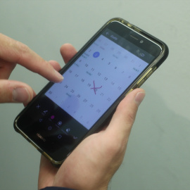 Una persona marca varios días en el calendario de su teléfono móvil