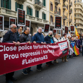 (Foto de ARCHIVO)Varias personas durante una concentración convocada por ANC y Comissió de la Dignitat, frente a la Jefatura de Policía Nacional de Via Laietana, a 15 de abril de 2025, en Barcelona, Cataluña (España). El motivo de la protesta es pedir que la Jefatura de Policía Nacional de Vía Laietana sea centro de memoria histórica ya que el edificio se convirtió en símbolo de la represión y centro de torturas durante el franquismo.Lorena Sopêna / Europa Press15 ABRIL 2025;COMISARÍA;POLICÍA NACIONAL;CATALUNYA;VIA LAIETANA;MEMORIA;REPRESIÓN;PROTESTA;ANC;15/4/2025