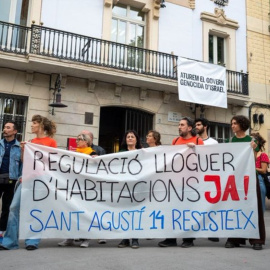 Els veïns del Bloc Sant Agustí, al barri de Gràcia de Barcelona, davant la seu del Districte, en una concentració recent.
