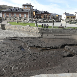 Lodazal de cenizas de los incendios forestales el pasado martes en el cauce del río Meruelo en Molinaseca (León).