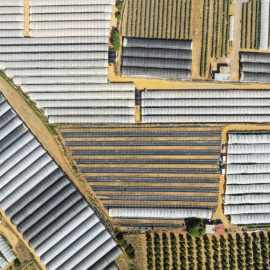 Fotografía aérea de un campo de invernaderos en Andalucía en marzo de 2024