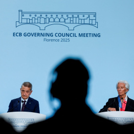 La presidenta del BCE, Christine Lagarde (d), y el gobernador del Banco de Italia, Fabio Panetta, en la rueda de prensa posterior a la reunión del Consejo de Gobierno de la entidad en Florencia.