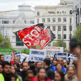 Decenas de personas durante una manifestación por la vivienda, desde Atocha, a 5 de abril de 2025, en Madrid (España).