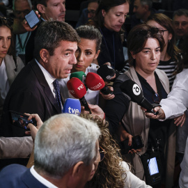 El presidente de la Generalitat valenciana, Carlos Mazón, atiende a los medios a su llegada a la apertura del Congreso de Cooperatives Agro-alimentàries de la Comunitat Valenciana, en el Museo de las Ciencias Príncipe Felipe, a 30 de octubre de 2025.