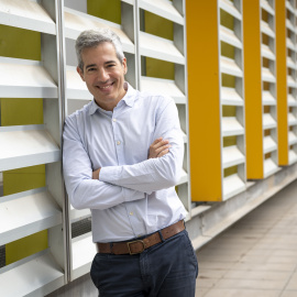 El director de La 2Cat, Oriol Nolis, a l'exterior de l'edifici RTVE Catalunya.