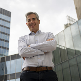 Oriol Nolis, a l'exterior de l'edifici d'RTVE Catalunya.