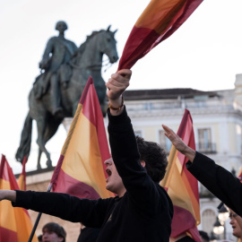 Varias personas hacen el saludo fascista durante una manifestación falangista el 23 de mayo de 2025 en Madrid.