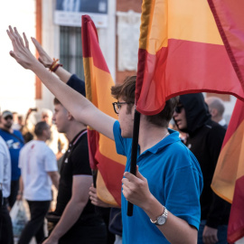 Varias personas hacen el saludo fascista durante una manifestación con el lema “Remigración. Por unos barrios seguros”, a 23 de mayo de 2025, en Madrid.