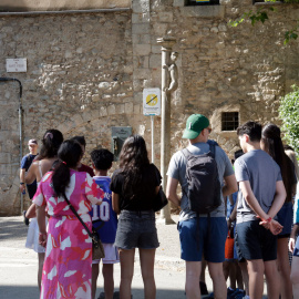 Un grup de turistes visitant Girona
