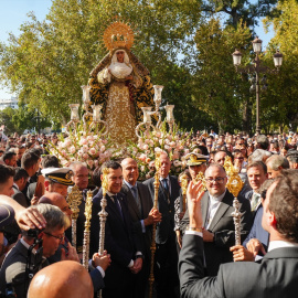Juan Manuel Moreno Bonilla, con la Esperanza de Triana el 18 de octubre de 2025.