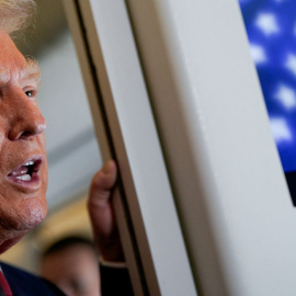 El presidente de Estados Unidos, Donald Trump, a bordo del Air Force One.