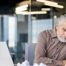 Un senior en su oficina.