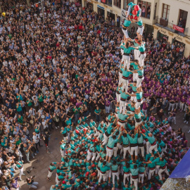 Visió zenital del 4 de 10 amb folre i manilles aixecat pels Castellers de Vilafranca aquesta diada de Tots Sants del 2025.