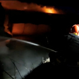 Un bombero trabaja tras un nuevo ataque ruso en Odesa.