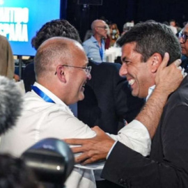 Miguel Tellado, secretario general del PP, saluda al presidente valenciano Carlos Mazón, en el XXI Congreso Nacional del PP.