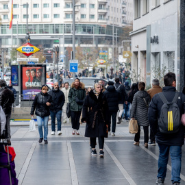 Varias personas en Gran Vía, a 14 de diciembre de 2024, en Madrid.