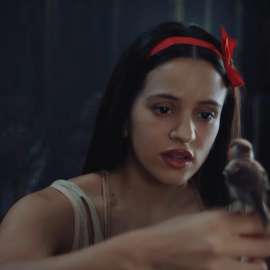 Rosalía caracterizada como Blancanieves en el videoclip de Berghain.