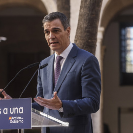 Fotografía de archivo del presidente del Gobierno, Pedro Sánchez, tras una reunión con agentes sociales, en la Delegación del Gobierno del País Valencià.