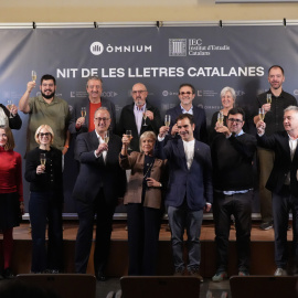 Foto de família de la nova Nit de les Lletres Catalanes.