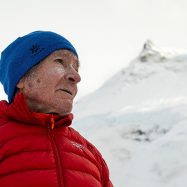 Carlos Soria, el legendario alpinista que este septiembre se ha convertido en la persona de mayor edad, a los 86 años, en alcanzar la cima del Monte Manaslu